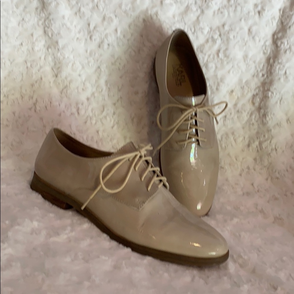 Women’s patent leather tie shoe